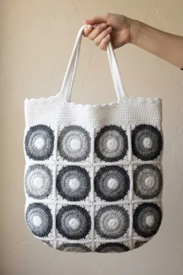Monochrome Gray Granny Square Bag Free Crochet Pattern
